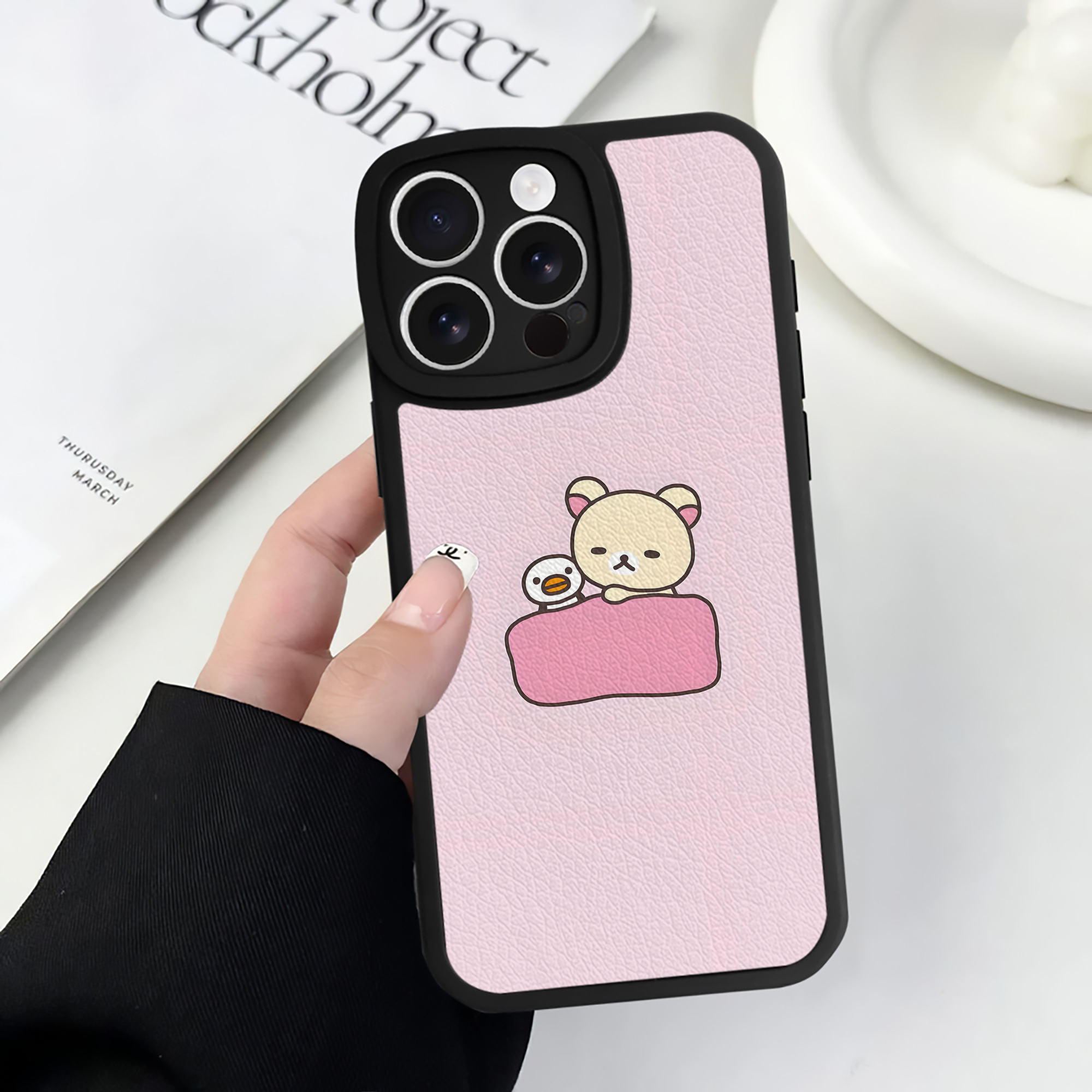 （画像用） リラックマ リラックマ キイロイトリ Rilakkuma Korilakkuma Kiiroitori 【iPhone 16シリーズ対応】シリコンスマホケース（レザー調） 材質：シリコン